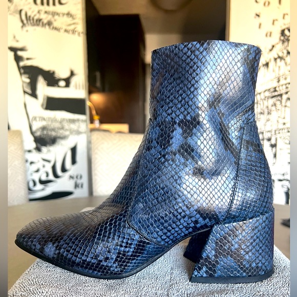 Blue and black snakeskin ankle boots - Picture 5 of 10